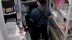 黑客破解某酒吧摄像头偷拍老板和兼职美女员工打佯在前台挑情躲进里面的库房啪啪 截图1