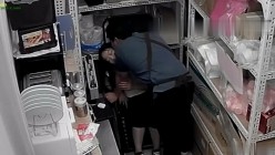 黑客破解某酒吧摄像头偷拍老板和兼职美女员工打佯在前台挑情躲进里面的库房啪啪 截图2