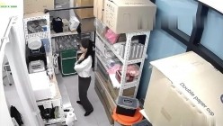 黑客破解某酒吧摄像头偷拍老板和兼职美女员工打佯在前台挑情躲进里面的库房啪啪 截图4