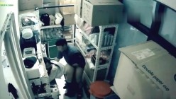 黑客破解某酒吧摄像头偷拍老板和兼职美女员工打佯在前台挑情躲进里面的库房啪啪 截图6
