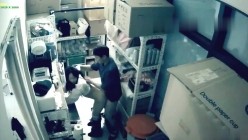 黑客破解某酒吧摄像头偷拍老板和兼职美女员工打佯在前台挑情躲进里面的库房啪啪 截图7