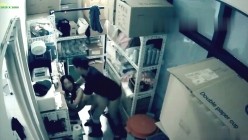 黑客破解某酒吧摄像头偷拍老板和兼职美女员工打佯在前台挑情躲进里面的库房啪啪 截图8