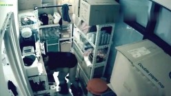 黑客破解某酒吧摄像头偷拍老板和兼职美女员工打佯在前台挑情躲进里面的库房啪啪 截图9