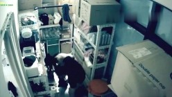黑客破解某酒吧摄像头偷拍老板和兼职美女员工打佯在前台挑情躲进里面的库房啪啪 截图10