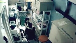 黑客破解某酒吧摄像头偷拍老板和兼职美女员工打佯在前台挑情躲进里面的库房啪啪 截图11