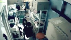 黑客破解某酒吧摄像头偷拍老板和兼职美女员工打佯在前台挑情躲进里面的库房啪啪 截图12