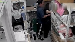 黑客破解某酒吧摄像头偷拍老板和兼职美女员工打佯在前台挑情躲进里面的库房啪啪 截图14