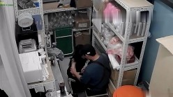 黑客破解某酒吧摄像头偷拍老板和兼职美女员工打佯在前台挑情躲进里面的库房啪啪 截图15
