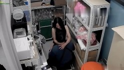 黑客破解某酒吧摄像头偷拍老板和兼职美女员工打佯在前台挑情躲进里面的库房啪啪 截图16