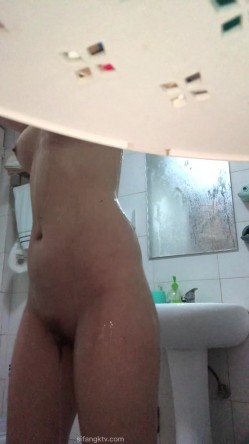 最新流出私房售价60元终于有机会偷拍 ️未来表嫂洗澡两个奶子浑圆臀大过肩 截图5