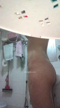 最新流出私房售价60元终于有机会偷拍 ️未来表嫂洗澡两个奶子浑圆臀大过肩 截图14