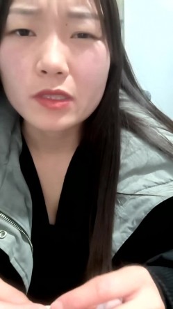 户外露出达人【御姐爱深喉】丝袜裸空从商场到图书馆再到超市裸空，周围人声鼎沸，玩得好刺激！ 截图11