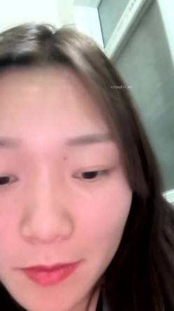 户外露出达人【御姐爱深喉】丝袜裸空从商场到图书馆再到超市裸空，周围人声鼎沸，玩得好刺激！ 截图15