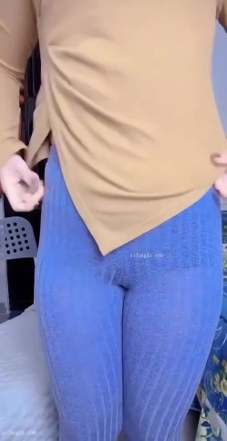 快手颜值御姐【对半微笑（刘姨）】上海快餐店老板娘，漂亮熟女大长腿，身材完美掰逼自慰 截图4