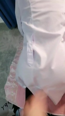 加班草某医院风骚小护士，黑丝白大褂露脸口交大鸡巴，捧着骚奶子玩乳交，激情上位抽插让小哥草小屁股真骚啊 截图16