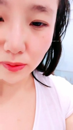 山东超市的老板娘，【北冥有鱼】，带表妹初下海，店里还有人，就要露奶子，约情人来啪啪，这骚娘们真带劲 截图1