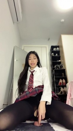 最新抖音泄密！长腿风骚贫乳骚妹【施施】脸穴道具自慰性爱XO表情丰富 截图3