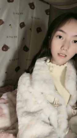 极品清纯女神【箬箬么】，家中卧室背着爸妈自慰，蚊帐里尽情释放自己 截图1