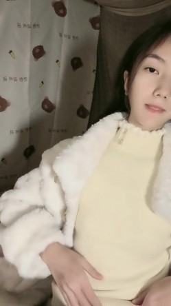 极品清纯女神【箬箬么】，家中卧室背着爸妈自慰，蚊帐里尽情释放自己 截图3