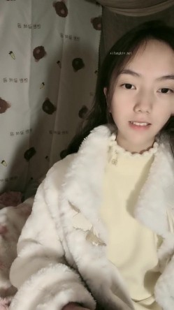 极品清纯女神【箬箬么】，家中卧室背着爸妈自慰，蚊帐里尽情释放自己 截图4