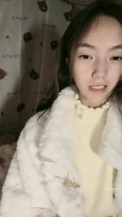 极品清纯女神【箬箬么】，家中卧室背着爸妈自慰，蚊帐里尽情释放自己 截图5