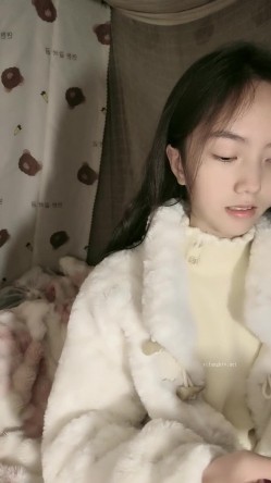 极品清纯女神【箬箬么】，家中卧室背着爸妈自慰，蚊帐里尽情释放自己 截图7