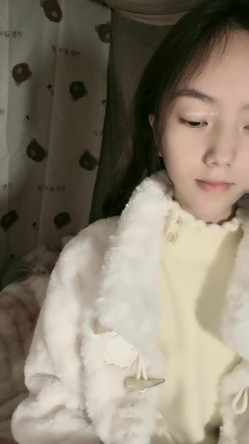 极品清纯女神【箬箬么】，家中卧室背着爸妈自慰，蚊帐里尽情释放自己 截图8
