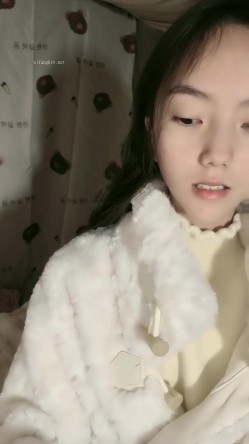 极品清纯女神【箬箬么】，家中卧室背着爸妈自慰，蚊帐里尽情释放自己 截图10