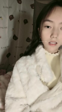极品清纯女神【箬箬么】，家中卧室背着爸妈自慰，蚊帐里尽情释放自己 截图11