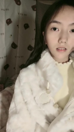 极品清纯女神【箬箬么】，家中卧室背着爸妈自慰，蚊帐里尽情释放自己 截图14