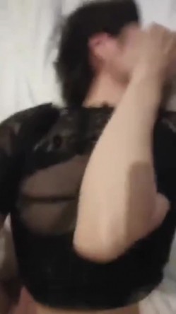 漂亮少妇偷情啪啪 谁是大老公 你 小老公呢 不知道 TM操的连老公都不认识了 截图2