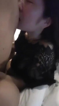 漂亮少妇偷情啪啪 谁是大老公 你 小老公呢 不知道 TM操的连老公都不认识了 截图5