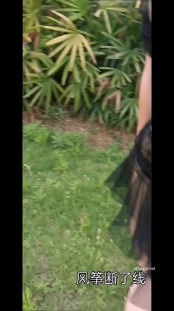 极限露出天花板，反差婊【风筝断了线】路边全裸自慰，买水果勾引老农，露点勾引外卖小哥 截图2