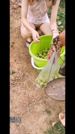 极限露出天花板，反差婊【风筝断了线】路边全裸自慰，买水果勾引老农，露点勾引外卖小哥 截图5