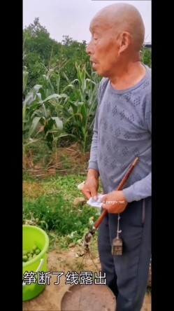极限露出天花板，反差婊【风筝断了线】路边全裸自慰，买水果勾引老农，露点勾引外卖小哥 截图6