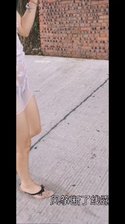 极限露出天花板，反差婊【风筝断了线】路边全裸自慰，买水果勾引老农，露点勾引外卖小哥 截图13