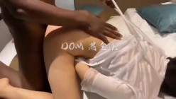 《稀缺资源》无论多高贵的女神终沦为母狗！字母圈推特大佬窒息深渊sub调教双飞3P各种反差婊 女医生sub黑人巨物调教看样子不是疼是越操越爽了 截图16