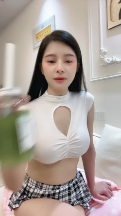 前凸后翘的尤物女神【桃花文化洋洋】下海福利，身材傲人，脸穴同框道具自慰 截图1