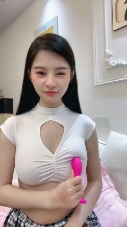 前凸后翘的尤物女神【桃花文化洋洋】下海福利，身材傲人，脸穴同框道具自慰 截图5