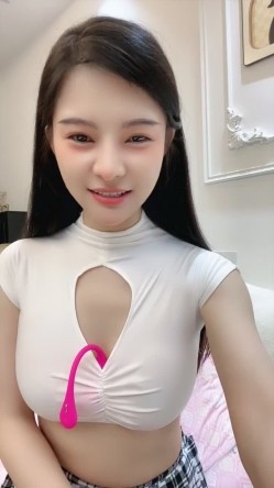 前凸后翘的尤物女神【桃花文化洋洋】下海福利，身材傲人，脸穴同框道具自慰 截图6