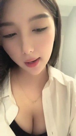 明星脸，几万粉丝的小网红，【偷走一头猪】，清秀女神~长腿骚舞~道具黑牛~逼会下蛋，走在街上回头率肯定高 截图2