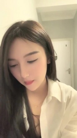 明星脸，几万粉丝的小网红，【偷走一头猪】，清秀女神~长腿骚舞~道具黑牛~逼会下蛋，走在街上回头率肯定高 截图4