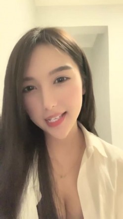 明星脸，几万粉丝的小网红，【偷走一头猪】，清秀女神~长腿骚舞~道具黑牛~逼会下蛋，走在街上回头率肯定高 截图5