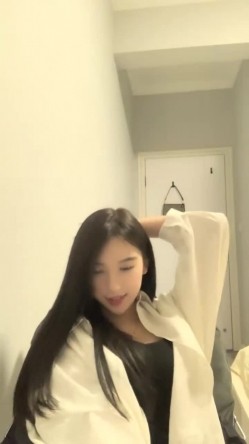 明星脸，几万粉丝的小网红，【偷走一头猪】，清秀女神~长腿骚舞~道具黑牛~逼会下蛋，走在街上回头率肯定高 截图6
