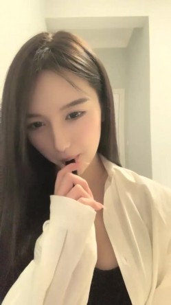 明星脸，几万粉丝的小网红，【偷走一头猪】，清秀女神~长腿骚舞~道具黑牛~逼会下蛋，走在街上回头率肯定高 截图8