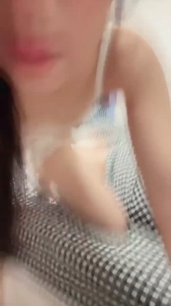 【菠萝吹吹】小兔子张张! 纯欲母狗校花 奶子很正圆而美 性感开档情趣服 主动吃鸡无套啪啪 内射 截图13