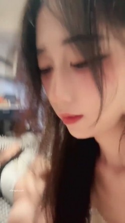 【菠萝吹吹】小兔子张张! 纯欲母狗校花 奶子很正圆而美 性感开档情趣服 主动吃鸡无套啪啪 内射 截图15