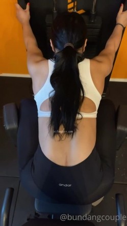 巨乳撸铁健身女神【本当夫妇】淫荡私拍199部完结~超大阴蒂开肛潮喷3P绿帽 截图3