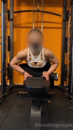 巨乳撸铁健身女神【本当夫妇】淫荡私拍199部完结~超大阴蒂开肛潮喷3P绿帽 截图8