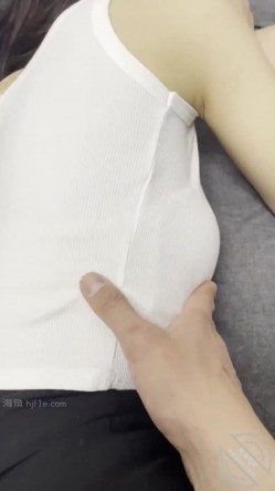 真实原创海神【我的母狗房东】房东过生日，三瓶强爽下肚，再她的婚床上内射三次，全程实拍 截图2
